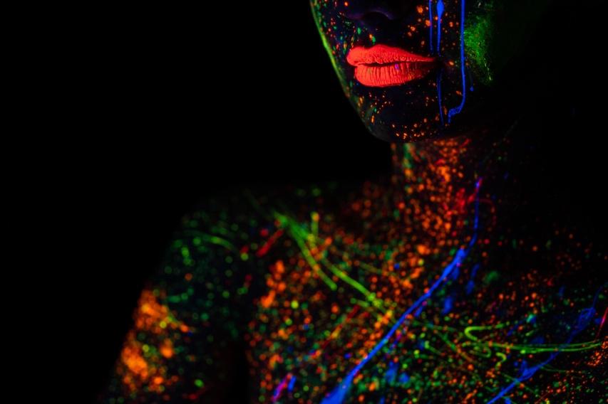 Image d'une femme dont le visage est peint Glow In The Dark